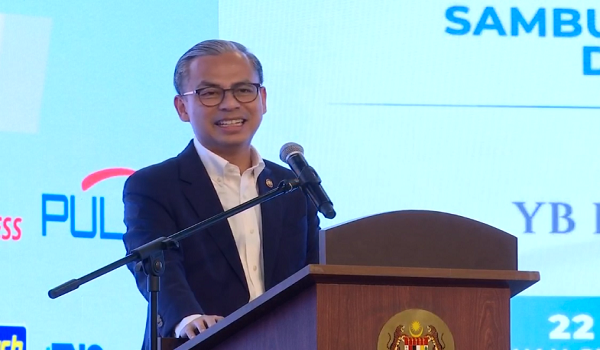 Datuk Fahmi Fadzil pada Majlis Penyerahan Sumbangan Penajaan oleh Rakan Strategik Kementerian Komunikasi sempena HKHM 2025.